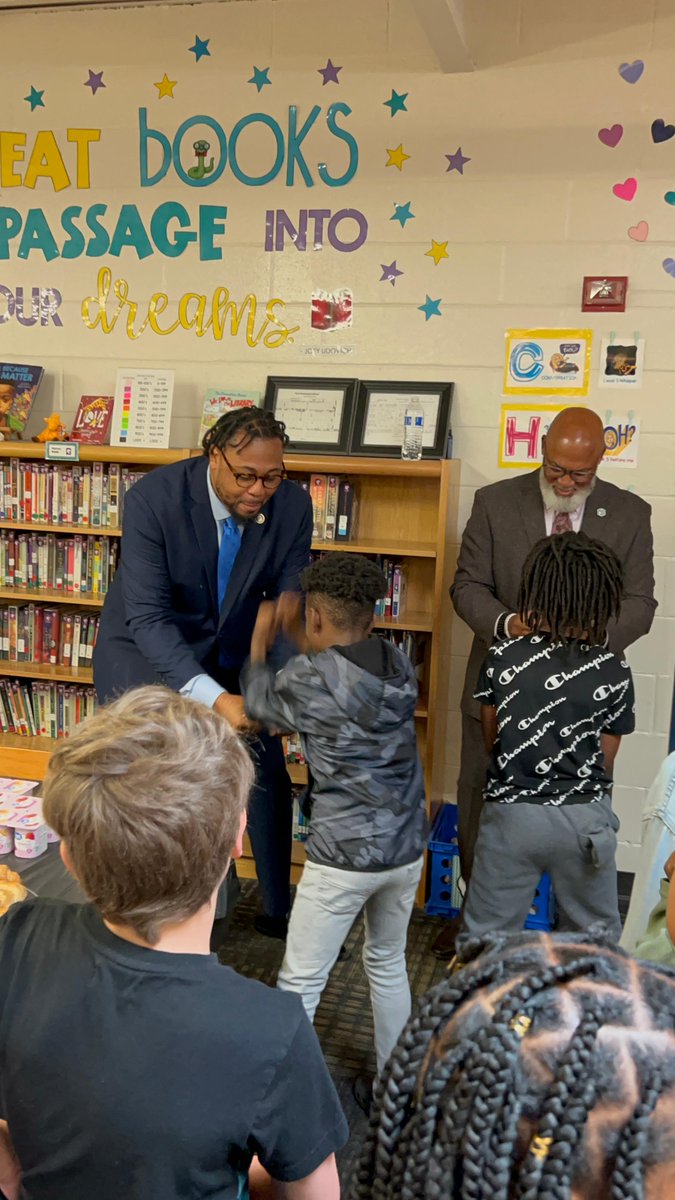 GSCSDistrict1's tweet photo. When I tell y’all, the game of the year is #SHADOWBOXING. The scholars of @OrrsElementary, did us in. Chairman &amp; Supe @SayItLoudSupt #MAYHAVE won one 😂. This is taking READ, WRITE, SPEAK, SOLVE to another level. Sheesh 🤣 #MoreThanAPicture #PACE #GSCS https://t.co/OJcG3KRate