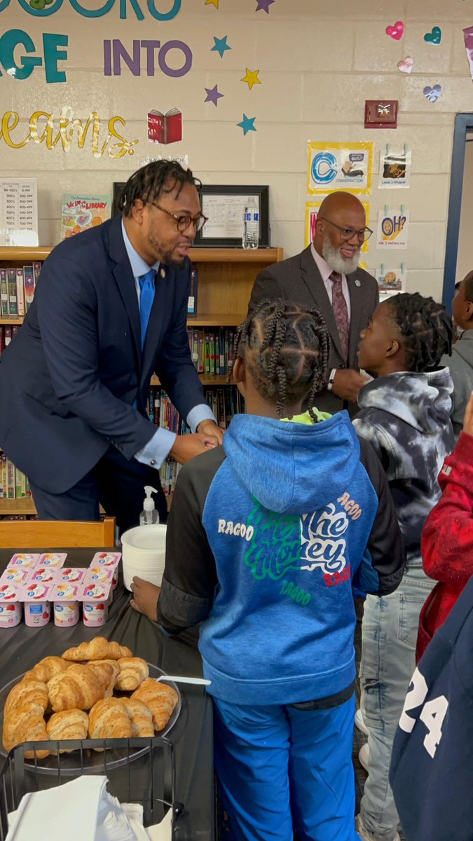 GSCSDistrict1's tweet photo. When I tell y’all, the game of the year is #SHADOWBOXING. The scholars of @OrrsElementary, did us in. Chairman &amp; Supe @SayItLoudSupt #MAYHAVE won one 😂. This is taking READ, WRITE, SPEAK, SOLVE to another level. Sheesh 🤣 #MoreThanAPicture #PACE #GSCS https://t.co/OJcG3KRate
