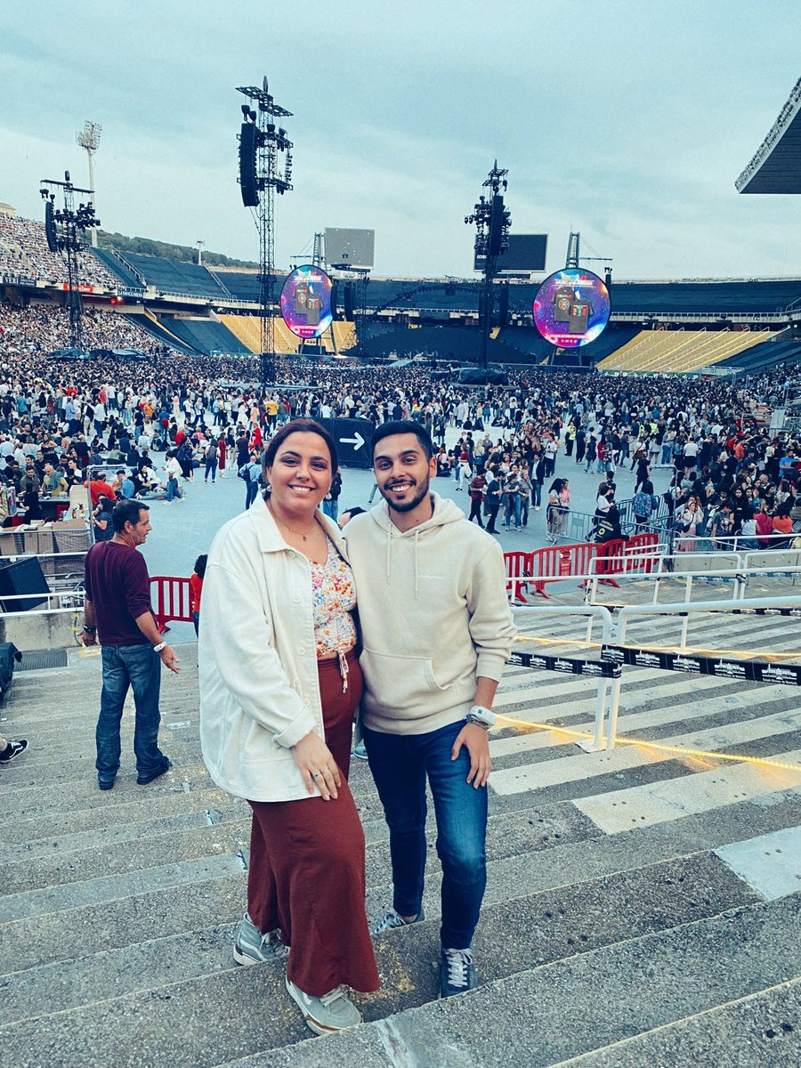TamaraHermo's tweet photo. No sabéis lo emocionada y agradecida que estoy por haber podido ver a mi grupo favorito por segunda vez. La primera en Londres junto a mi querida @inespfdez y esta vez en Bcn junto a @JosemiSilvan. Gracias @coldplay por ser el mejor grupo del mundo. 🫶🏼 #ColdplayBarcelona https://t.co/NRDASrpCP7