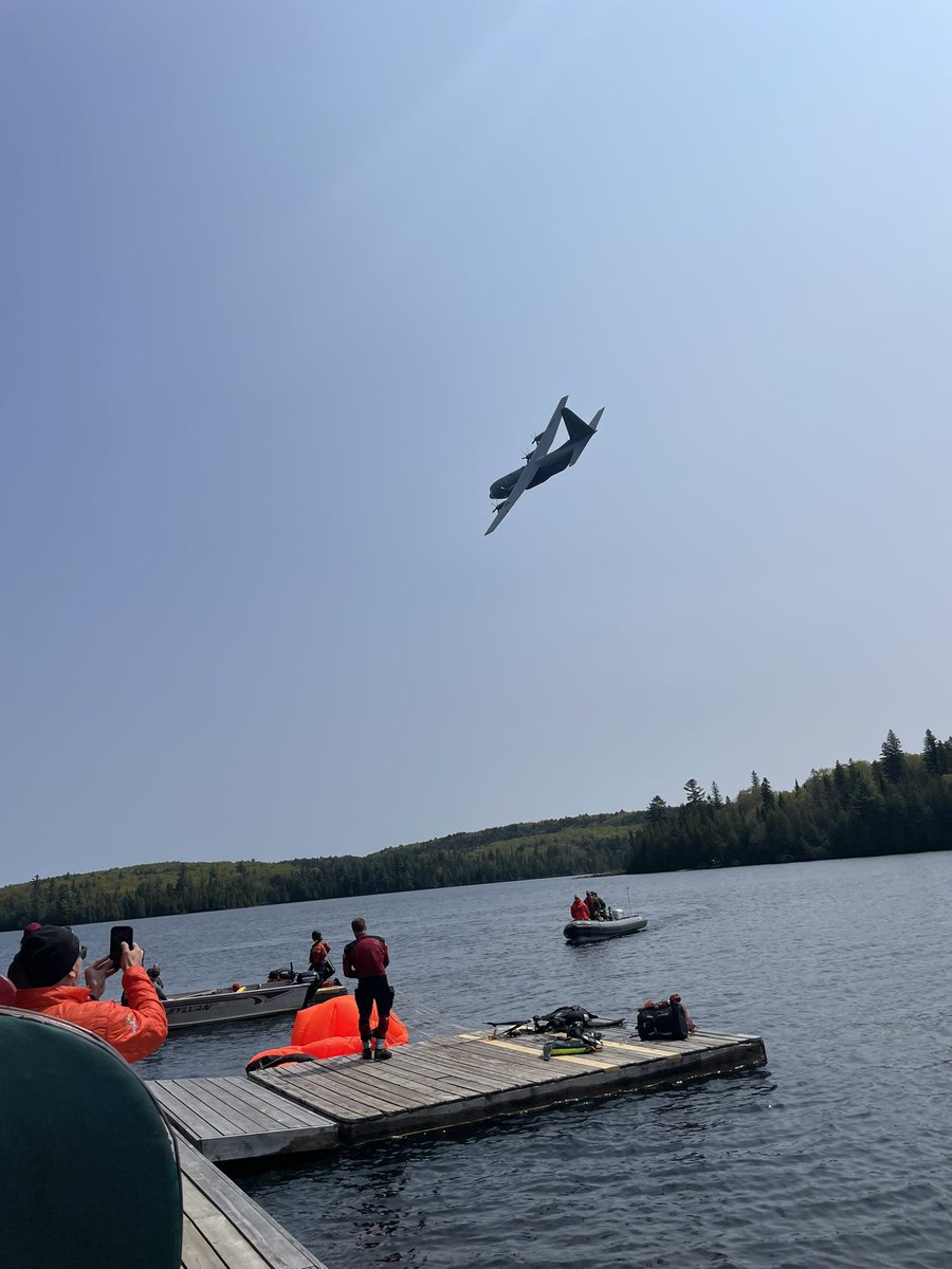 Paramedic_Matt's tweet image. 2/ Started with an MCI lighting strike deep in the bush. @RenCtyParamedic #SierraTeam and interior Parks staff inserted by float plane. Initial triage and treatment. Follow-on #SARTech deployment via parachute out of a Herc to support ground team.