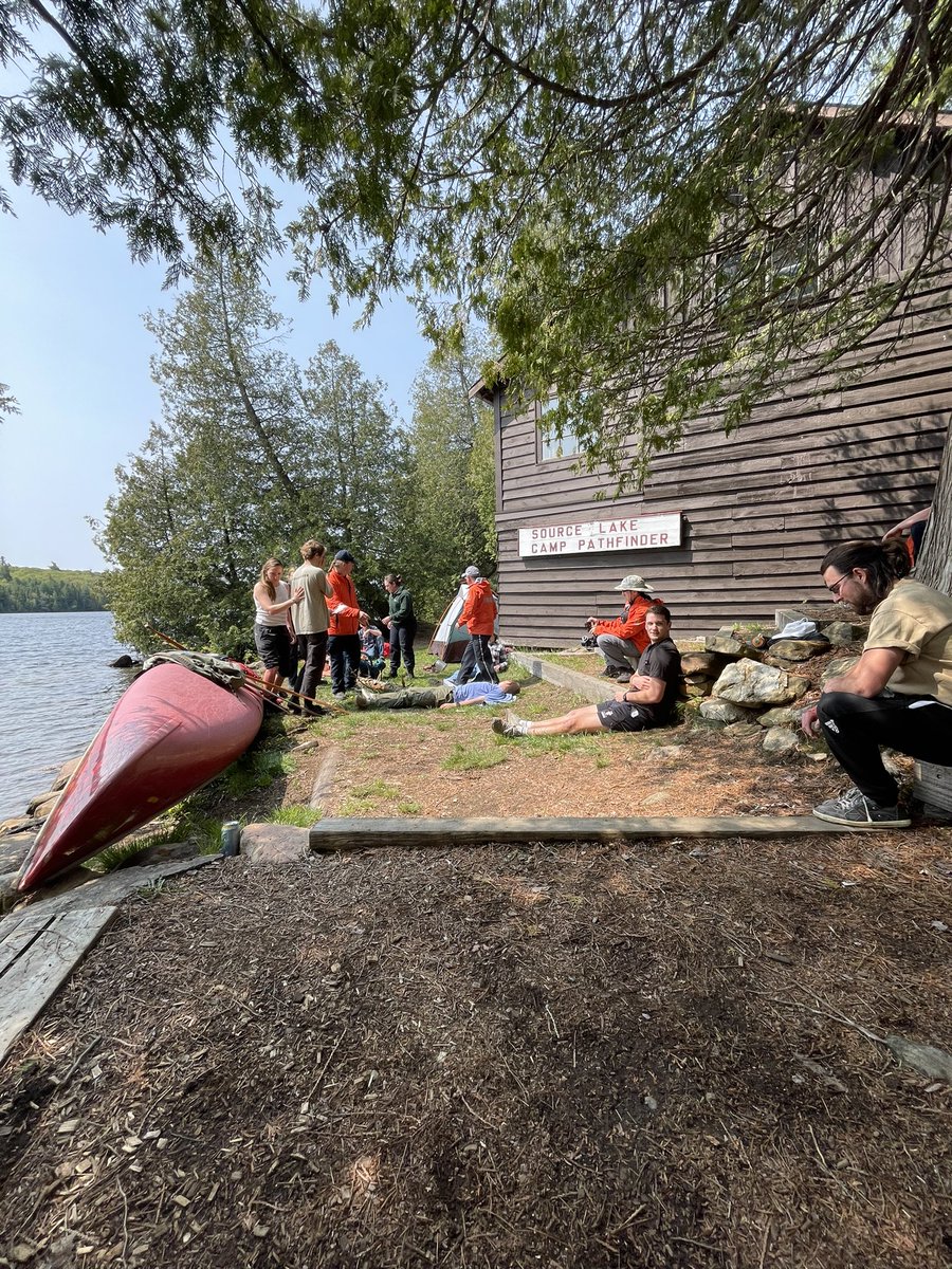 Paramedic_Matt's tweet image. 2/ Started with an MCI lighting strike deep in the bush. @RenCtyParamedic #SierraTeam and interior Parks staff inserted by float plane. Initial triage and treatment. Follow-on #SARTech deployment via parachute out of a Herc to support ground team.
