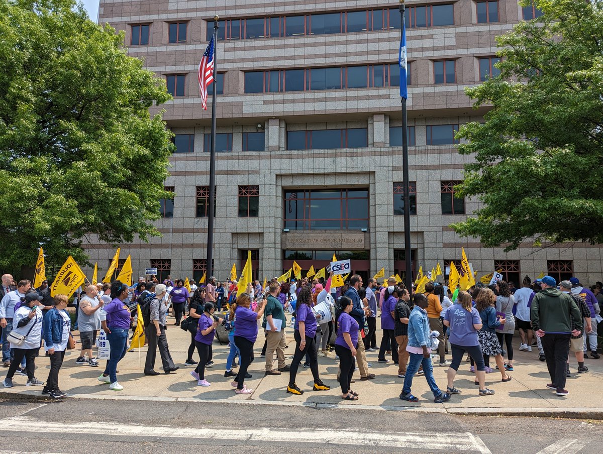 AFSCMECT4's tweet photo. We stand in solidarity with the @SEIU1199_NE 1,600 group home and day program workers who went on strike today. Support these essential workers: https://t.co/tCf24UBuoP #PathwayTo25ย #RaiseTheWage4LongTermCare #CareForCaregivers #FundOurFutureCT #Strike1199ne https://t.co/hUMdC1oWJQ