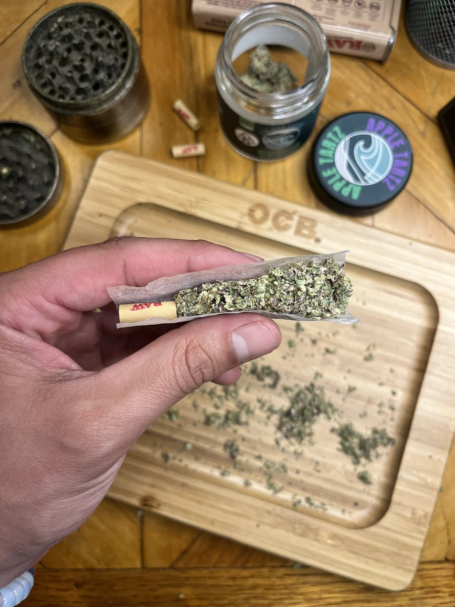 DanGanja's tweet photo. Smoke breakβ¦ ππ₯ππ¨π¨π¨
#FogCityFarms #FCF #AppleTartz https://t.co/OmuviA9Vfk