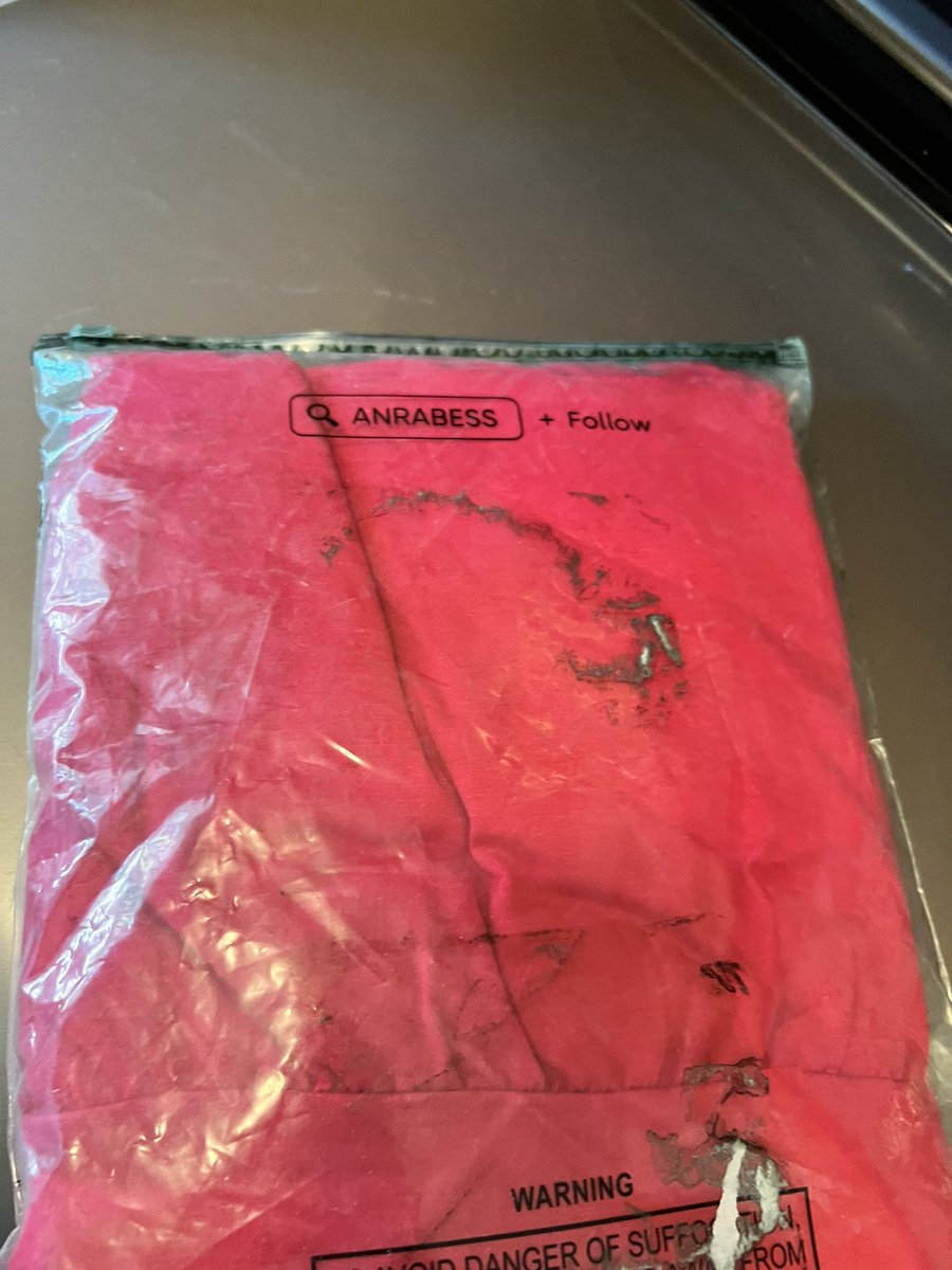 gracebruner1965's tweet photo. @amazon @JeffBezos really! Unacceptable Amazon. What sort of half ass packaging is this??? Green ink all over the package and my hands! Damn good thing it didn’t get all my car seats and clothes! https://t.co/BaP8V04R4h