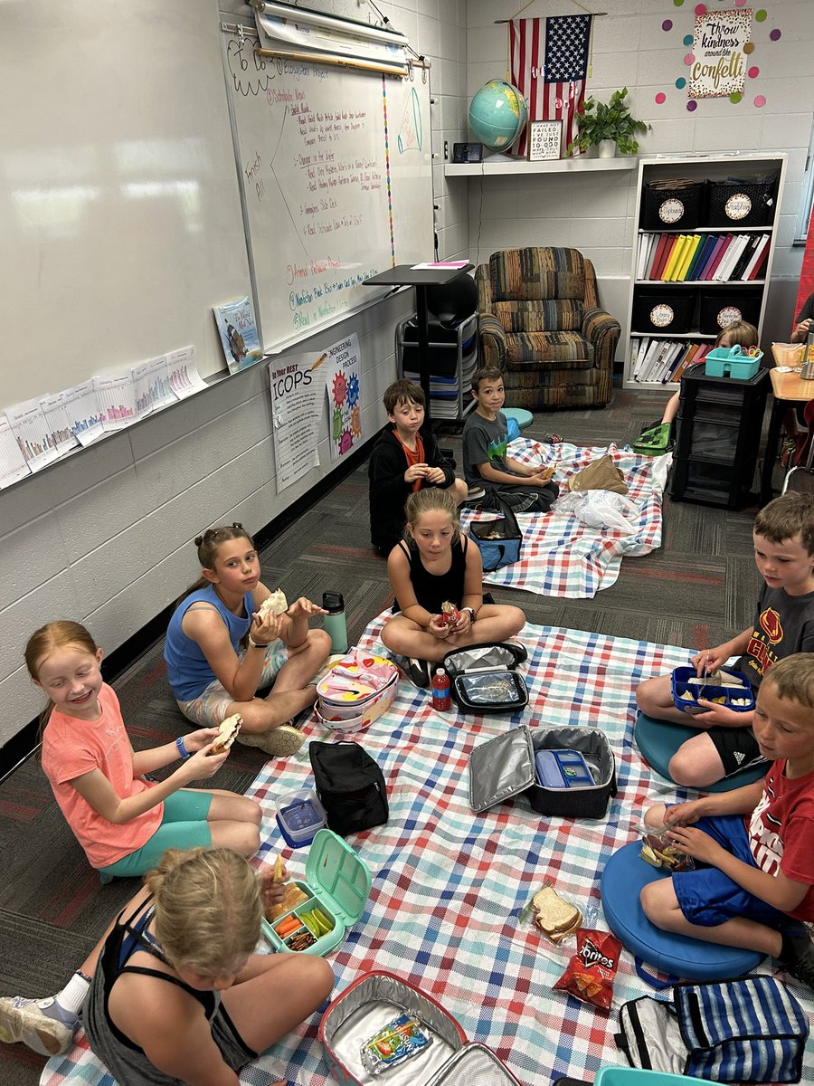 MissBloemsClass's tweet photo. The picnic in the classroom after our field trip today was a lot of fun too! #GilbertPride #GilbertCSD https://t.co/MvlFaCxHvP