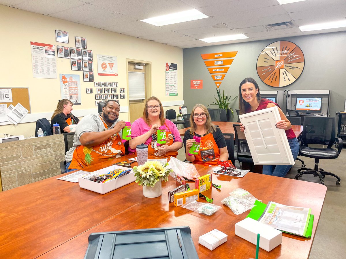 ElliBRWS's tweet photo. ☀️☀️☀️☀️☀️☀️☀️☀️☀️☀️☀️☀️☀️
I had a blast in Tucson with all of these amazing associates! Fights over candy, great questions and so much more! BIG shoutout to all of my Tucson stores for doing such a great job! 
See you all very soon💚
☀️☀️☀️☀️☀️☀️☀️☀️☀️☀️☀️☀️☀️ https://t.co/MCAWXJh9QN
