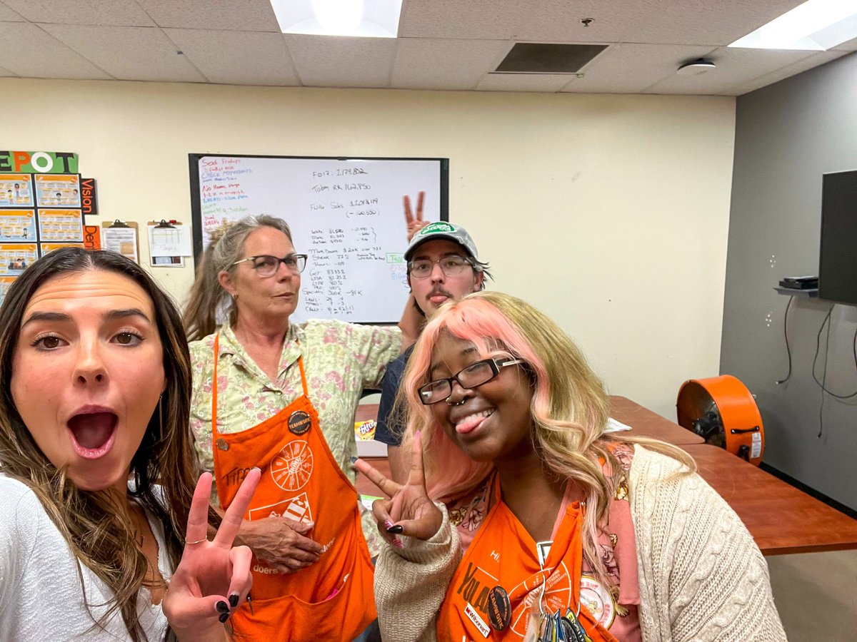 ☀️☀️☀️☀️☀️☀️☀️☀️☀️☀️☀️☀️☀️
I had a blast in Tucson with all of these amazing associates! Fights over candy, great questions and so much more! BIG shoutout to all of my Tucson stores for doing such a great job! 
See you all very soon💚
☀️☀️☀️☀️☀️☀️☀️☀️☀️☀️☀️☀️☀️