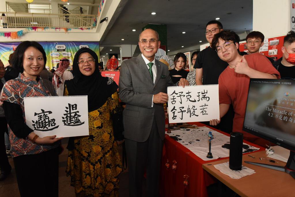 MohdShukriYajid's tweet photo. Amazing highlights and performances by @MSUmalaysia international stds and staff at the International Cultural Festival, in conjunction wt #IMACC2023. With a showcase of 63 countries, there were diverse displays that brought uniqueness and colours to the campus. @MSUGlobalAffair https://t.co/c3peEKhz9I