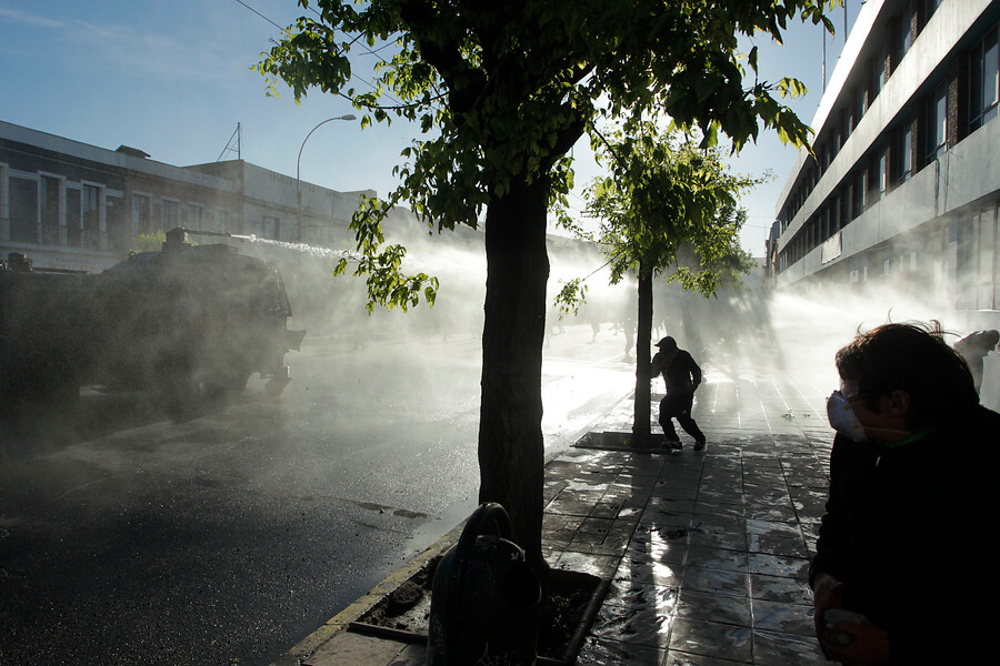valparaisoinfo's tweet image. Carabinero es condenado por lesionar con carro lanzaagua a una mujer en Valparaíso bit.ly/45oI6gt