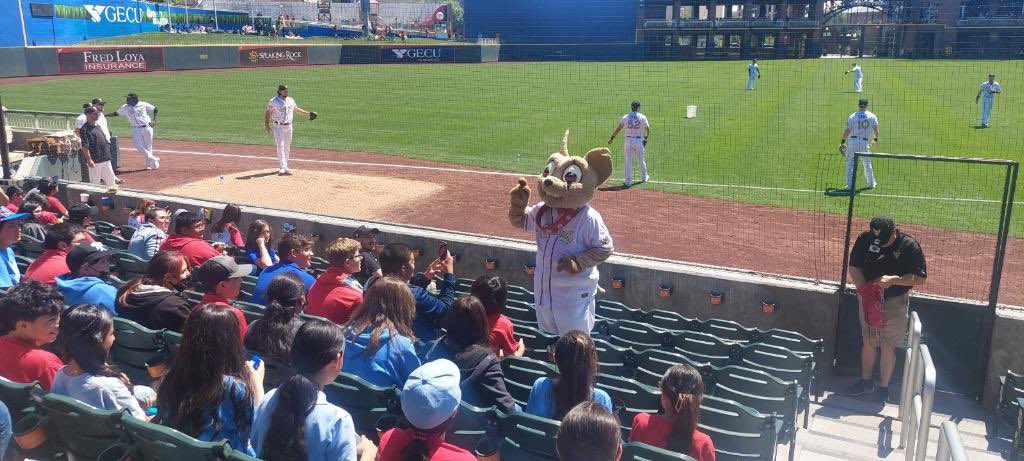 karras_ELMS's tweet photo. ❤️🐾⚾️ Our @Socorro_Middle Bulldogs enjoyed a day at the ballpark ! @epchihuahuas #MakeTheirDay ❤️🐾⚾️ https://t.co/uRTt7g9akx