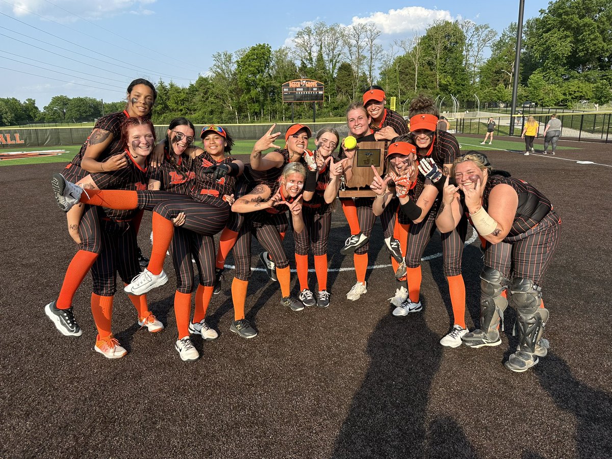 TheHiveBGHS's tweet image. 1st TIME IN SCHOOL HISTORY!!! 

🥎 SOFTBALL SECTIONAL CHAMPIONS!!! 🏆 

@bghs_softball @IHSAA1 @BGCSHornets #HornetProud