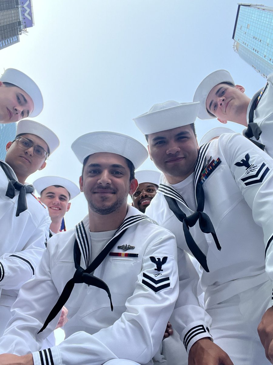 GrotonSubs's tweet image. Our submariners from USS Oregon &amp;amp; the future USS Iowa, USS Idaho &amp;amp; USS Utah were in Times Square, Broadway and Staten Island today during #FleetWeekNYC meeting people and talking about #Navy #submarine service!