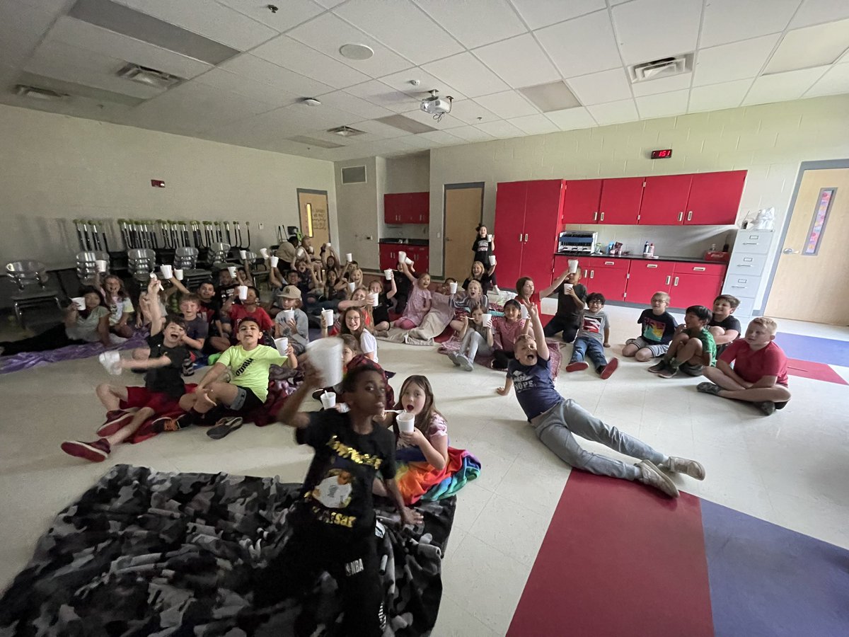 We celebrated all the “daes” of our hard work with Sundaes alongside <a href="/RachelRenik/">Rachel Renik</a> and her crew! 🍨❤️

<a href="/SCECardinals/">SCECardinals</a>