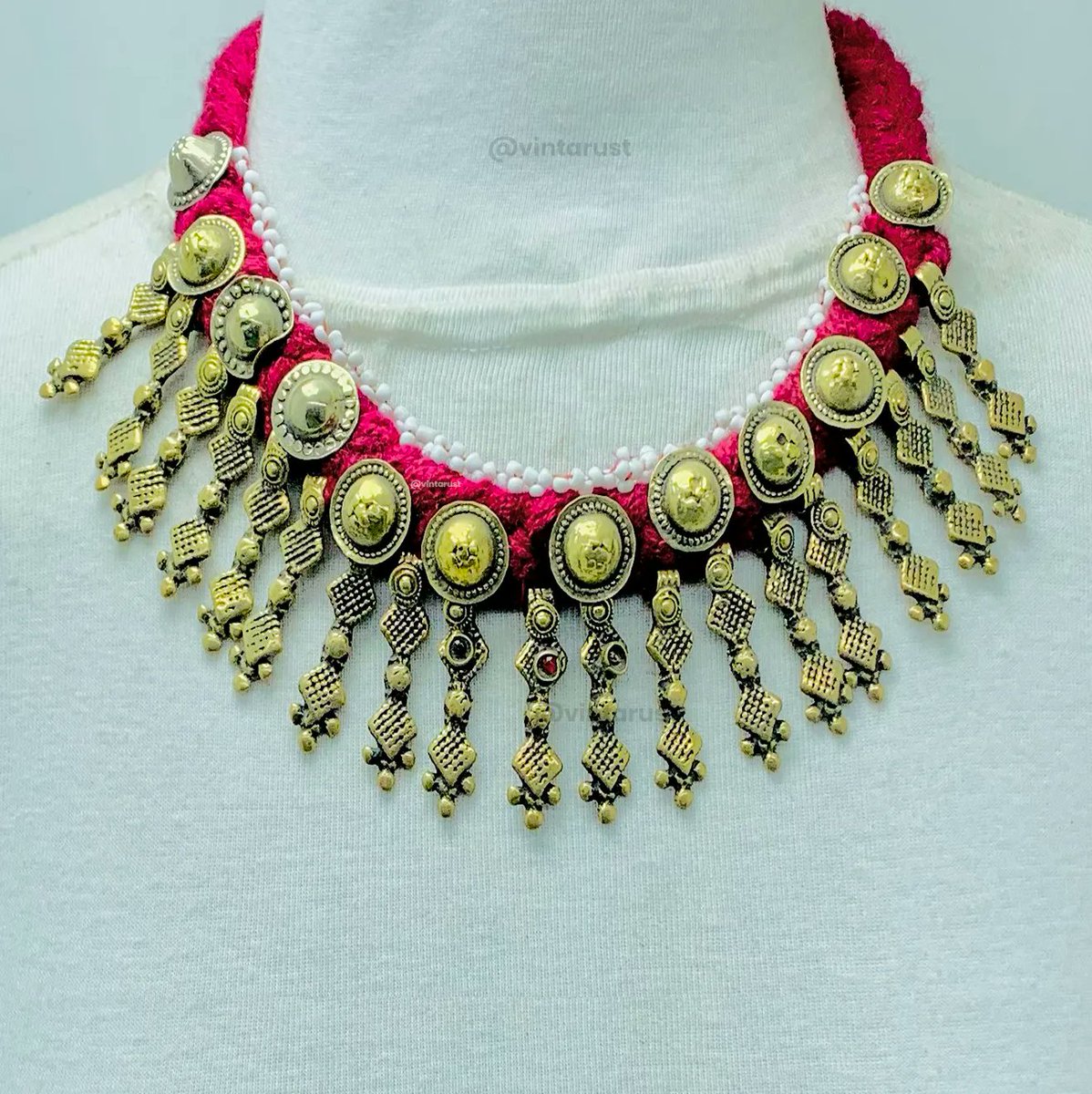 Handmade Choker Necklace With Metal Spikes.

Shop Now:
buff.ly/3MXezTW

#afghanijewelry #tribalstyle #bohochic #glassstones #vintagecoins #handpicked #jewelryset #traditionalornament #authenticjewelry #elegantstyle #vintarust #necklace #antiquejewels #antiquejewelry
