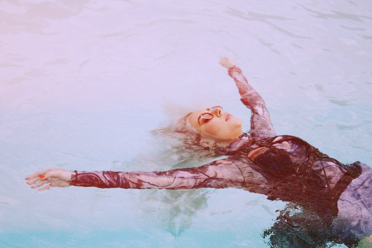 if you’re new here, hii ❤️‍🔥 

new music for you soon 🌊🌊🌊