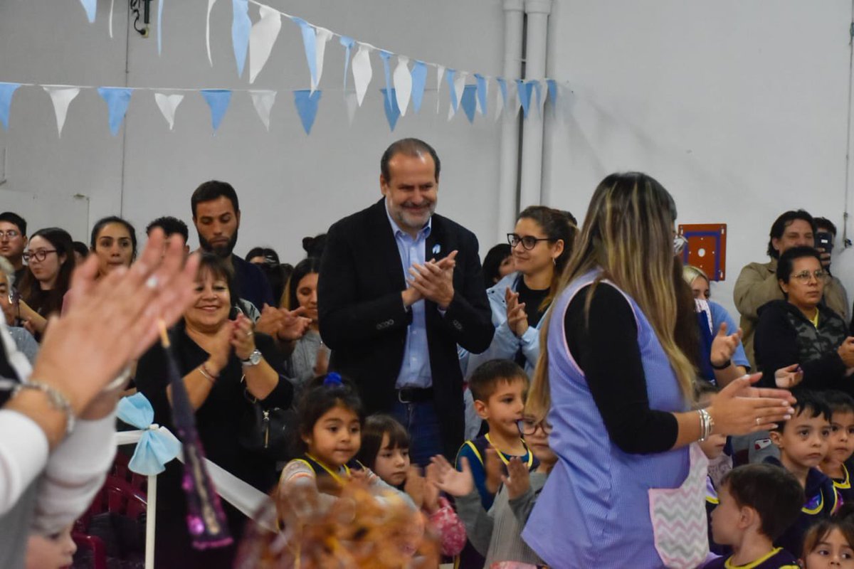 fsusbielles's tweet photo. ¡Que alegría saber que la pasión por la Patria se renueva en las nuevas generaciones! 🇦🇷

😊 Fue muy emocionante participar del acto del Jardín de Infantes N°913 por el 25 de Mayo. https://t.co/tznDadyYnI