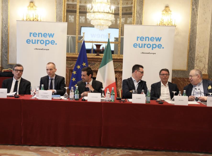 Giannaway's tweet photo. Se non ci fosse nulla di personale tra voi due,@CarloCalenda e @matteorenzi, avreste chiesto di poter sedere accanto per dare un bel segnale di riconciliazione. E invece dovremo attendere l'autunno per vedervi fare quel che avreste potuto fare già oggi. Roba da #nonleader. 😩😩 https://t.co/nJ74ZahlYQ
