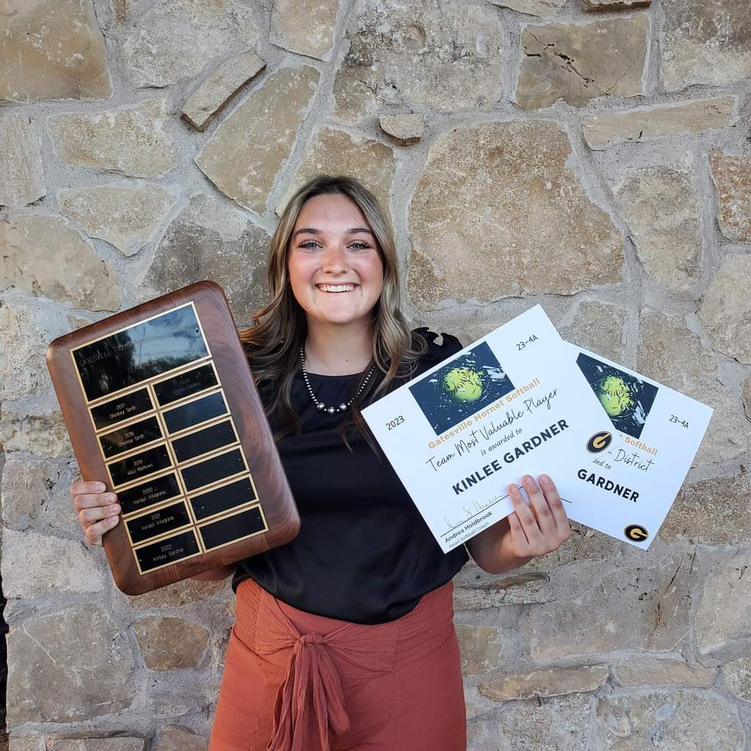 kinlee_gardner's tweet photo. Sophomore year was a success!! Academic all district 
First team All district infield 
Fighting Hornet MVP
@Patriot_sb @CruSoftball @CoachBerry33  @TexasTechSB @NCDAWGSSoftball @BUCOSoftball @Coach_SniderSB @TXStateSoftball @GatesvilleSB @bohanan25 @WranglerSB https://t.co/gNzQQ9YEOd