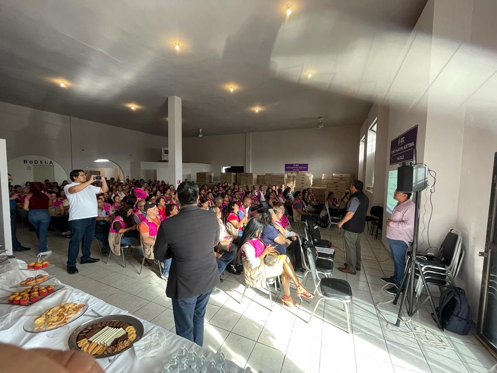 IEC_Coahuila's tweet photo. Personal de la Dirección Ejecutiva de Asuntos Jurídicos lleva a cabo la tercera capacitación al @CM_Saltillo y a los Comités Distritales @CD13_Coah, @CD14_Coah, @CD15_Coah, @CD16_Coah https://t.co/AFrSweP77u