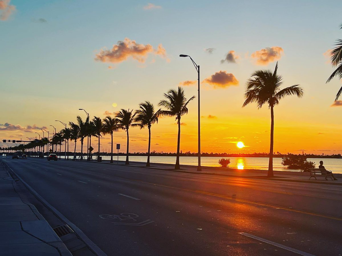 Perspective makes all the difference. #sunset #keywest #perspective 📷 @wongside_strongside

More: PartyinKeyWest.com/wp/
Follow us: @PartyInKeyWest
Hashtag us: #PartyInKeyWest