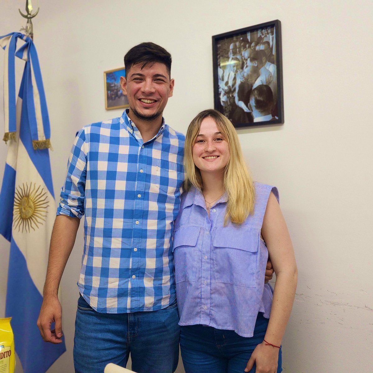 Jose_delg95's tweet photo. Visitamos a la compañera @JuliaEpstein, conversamos el rol fundamental que cumplieron las Juventudes en el proceso electoral de La Rioja.
Y avanzamos sobre proyectos que sirven al fortalecimiento estudiantil de manera federal en nuestra provincia. 

#ArgentinaFederal https://t.co/CUkACzWAjd