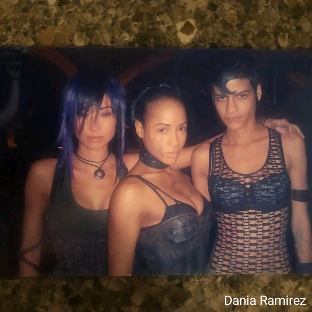 Dania Ramirez on the set of X-Men: The Last Stand (2006) with Halle Berry,  Hugh Jackman, Ian McKellen, Omahyra Mota, and Mei Melançon.  #WayBackWednesday #XMen, image size:1080x1080