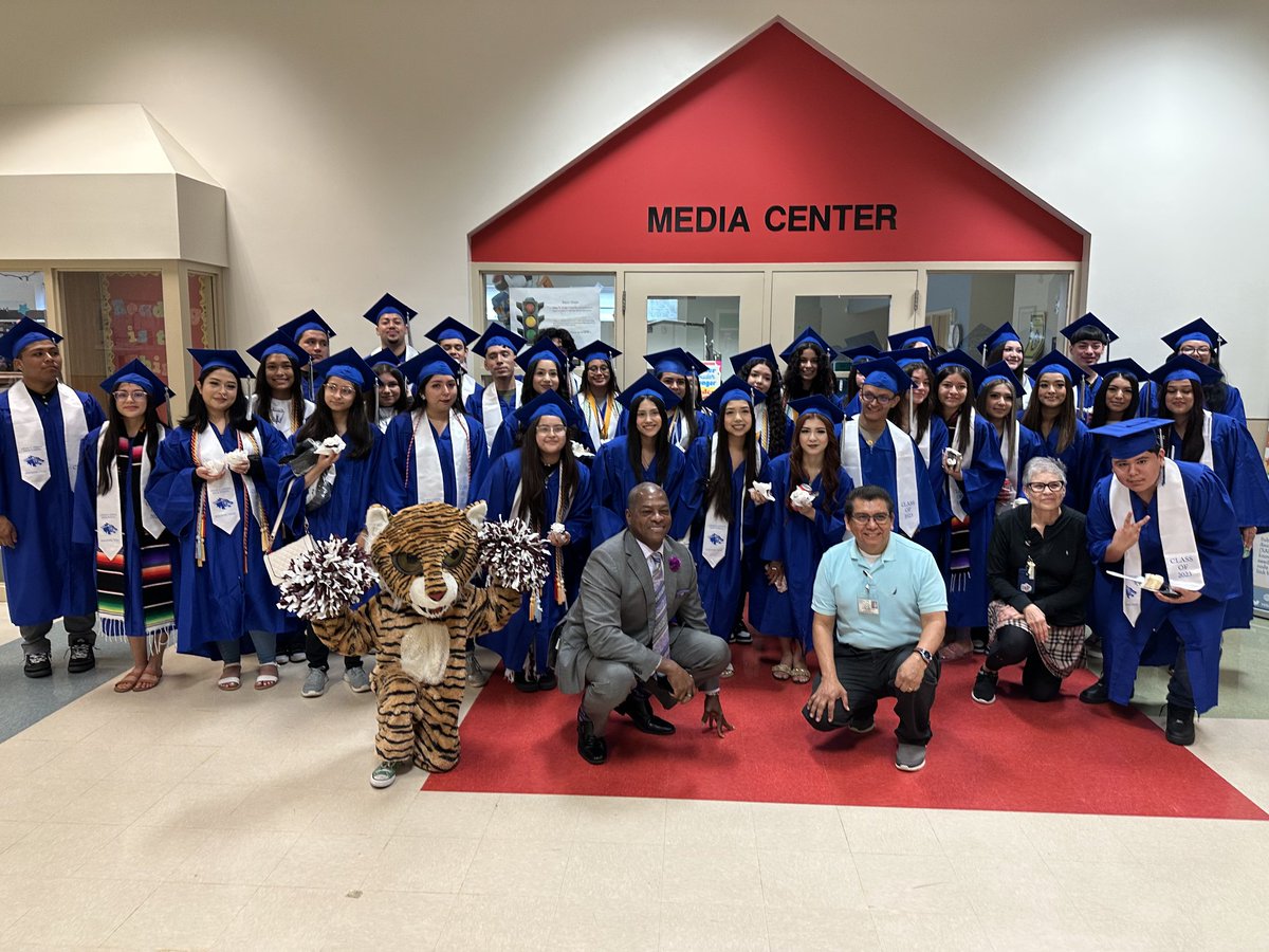 BonnerElemHISD's tweet photo. Congratulations to Bonner's alumni Class of 2023! Thank you for the graduation walk down our hallways and inspiring our students! Good luck on your next journey, Chavez HS graduates! 👨‍🎓🎓👩‍🎓 @ChavezHS_HISD @TammieDaily9 https://t.co/MIwLfL0Row
