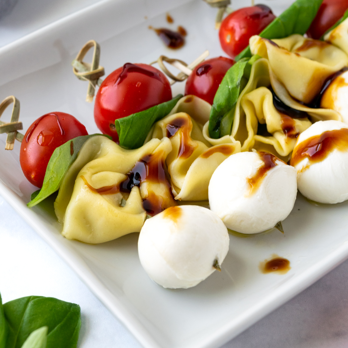 Tortellini Caprese Skewers are a fun spin on the classic caprese salad. They're an easy appetizer ready in just 20 minutes, bursting with fresh flavors.

Recipe: freshapron.com/tortellini-cap…

#recipeoftheday #bbqrecipe #easyrecipe