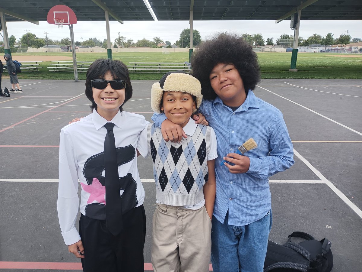 NicolasKnights's tweet image. Love the Knight Spirit our kids have. Today was decades day. Cool outfits. Yes that&apos;s Bob Ross and Easy E.
@KnightNation