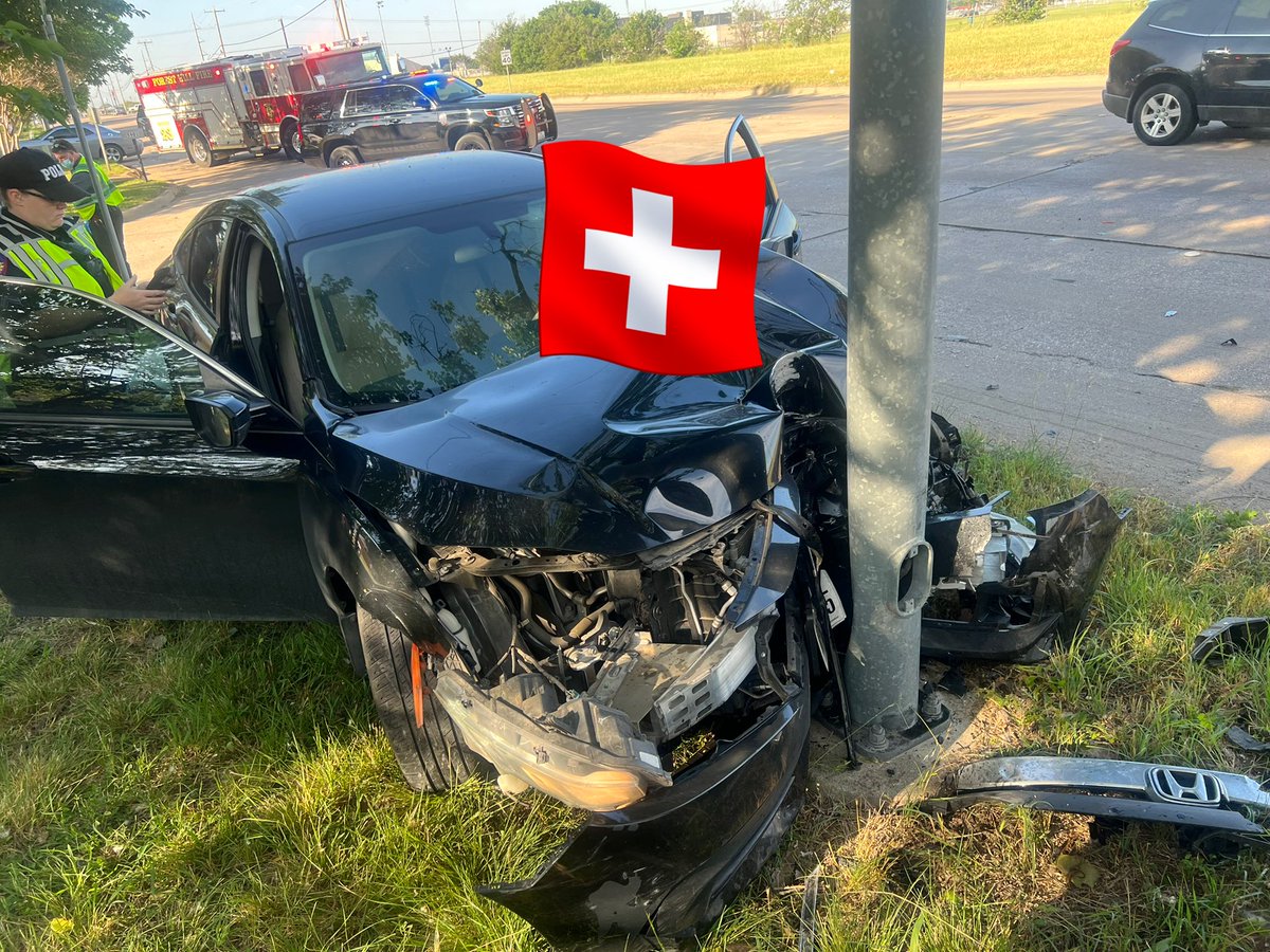 keepinupwithkd_'s tweet photo. I had a bad car wreck omw to work a week ago. After the wreck I self extracted and tried to run from the passenger side but my hip and knee was busted. 

Every since the wreck I’ve been crying myself to sleep. I’m gttn better though. 
Thank God 🤍 https://t.co/M7Y8UshY6l