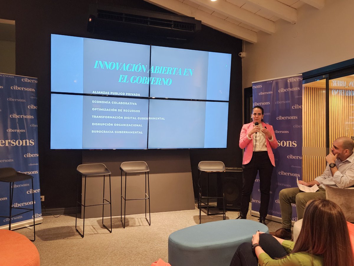 GENParaguay's tweet image. Desafíos y actualidad de Startups en Paraguay.
Astrid Sanz en representación de MITIC en reunión de KARAKÚ Emprendedor