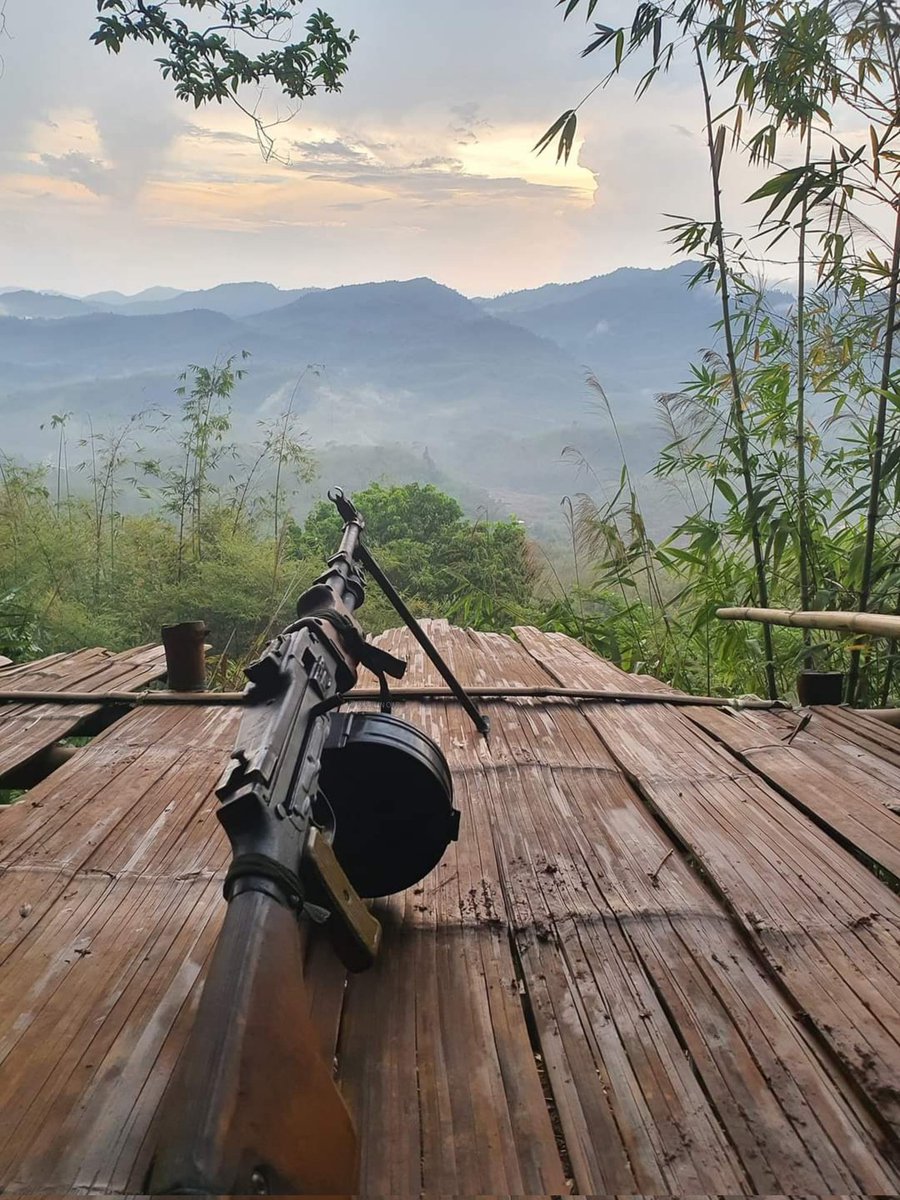 #Myanmar (#Burma) 🇲🇲: A rather aesthetic and recent photo from a fighter of #Karen National Liberation Army (#KNLA).

The photo shows a Type 56 light machine gun (Chinese RPD clone) with mountain landscape ⛰️ in the background.

#WhatsHappeningInMyanmar