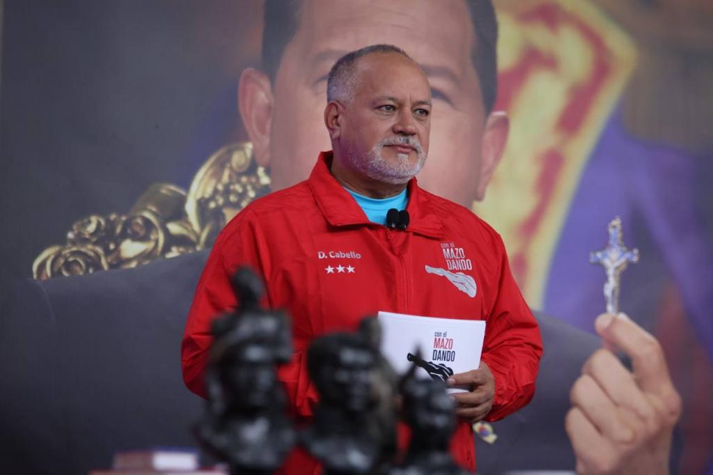 #EnVivo <a href="/dcabellor/">Diosdado Cabello R</a>: En la Asamblea de Narnia pusieron a una empleada de Capriles. Esa es la oposición que hay, dan tristeza.

#UnidadFuerzaChavista