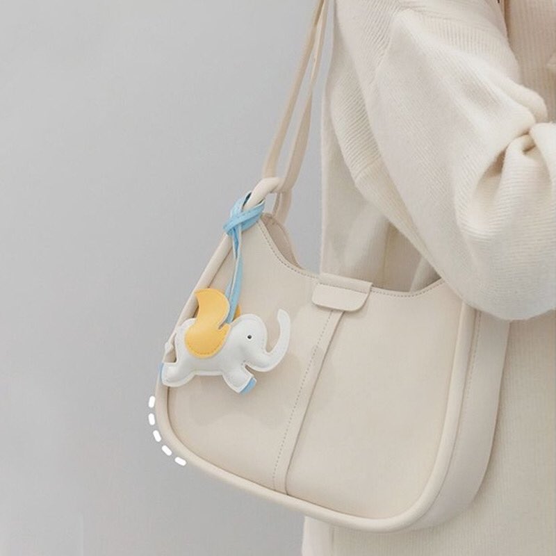 this white handbag would fit my preference. prettyyyyy!!