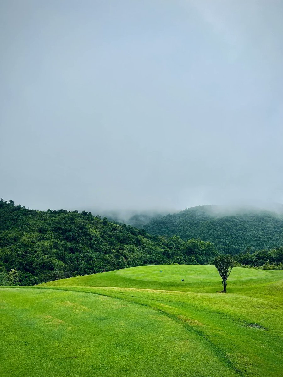 A beautiful morning to play golf too
