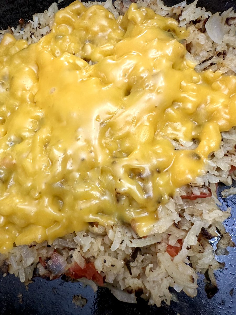 griffinp_inc's tweet photo. Made some scattered hash browns but my have used too much cheese😳 https://t.co/EFnS4wQShb