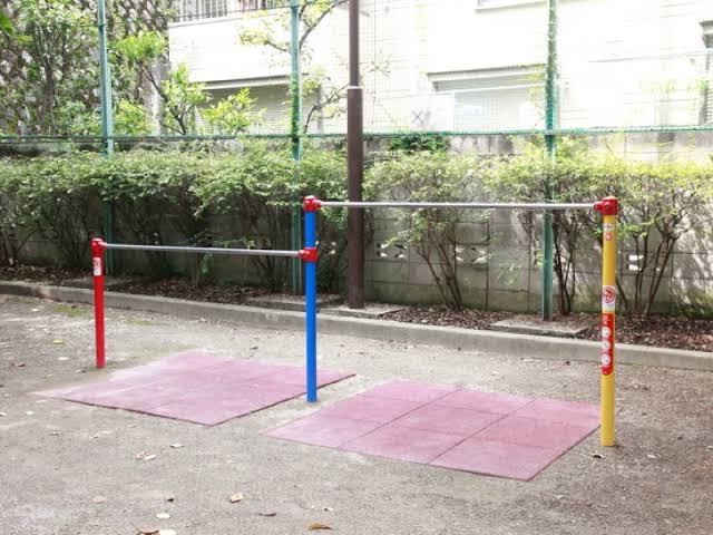 69pineyurupoint's tweet photo. 引用元の感覚を養うドリル
キングオブザヒル無くても🆗
踵ラインに骨盤をと指示しても大半の選手が届かない

『踵ラインに骨盤持ってくる』
は支持基底面から重心を外す(オフバランス)動作なので余計に無意識の抵抗が働く
なので本ドリルでは
本来止まれないフェーズで止まって景色ごと覚える https://t.co/FCs6btCiRJ