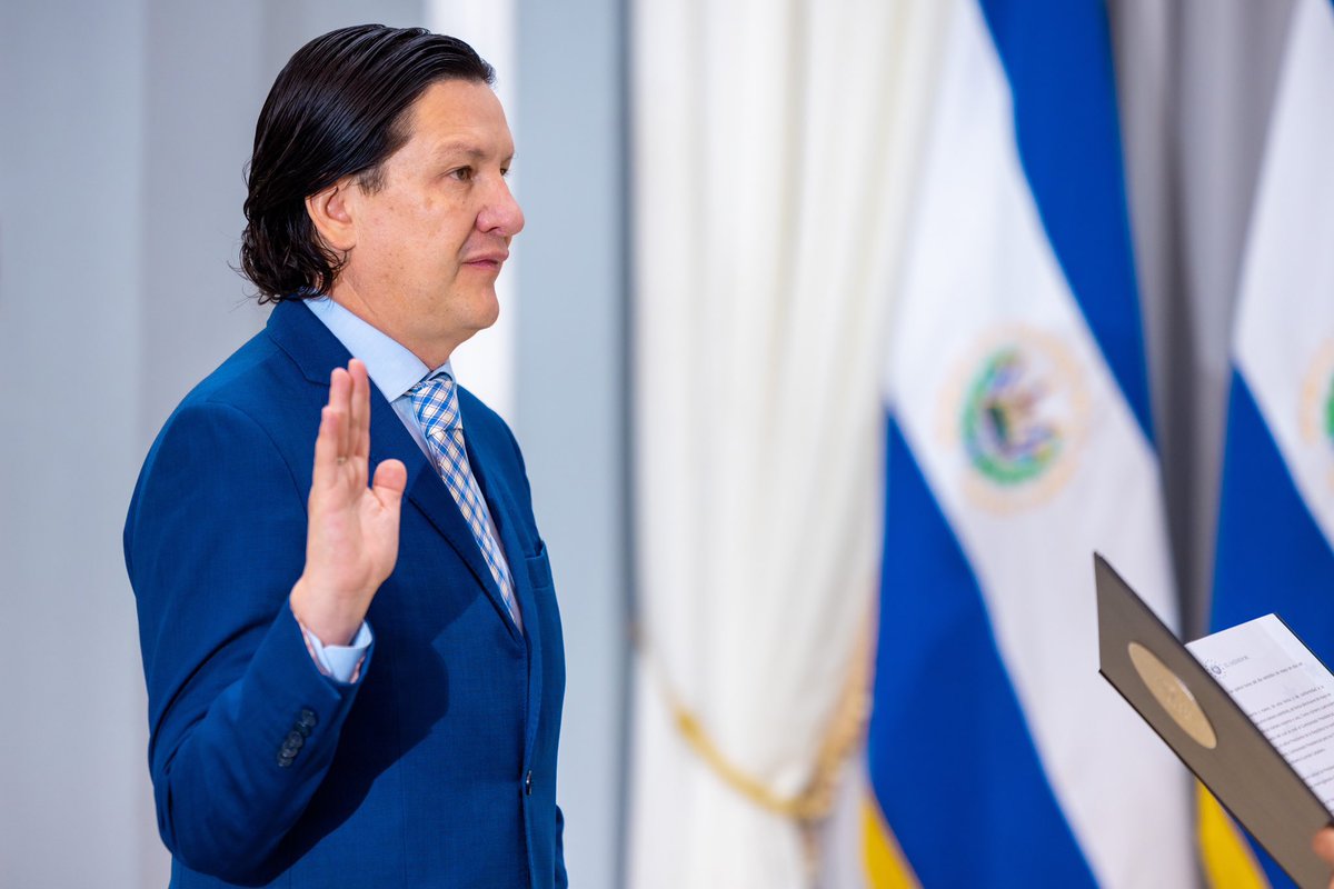 PresidenciaSV's tweet photo. El Presidente @nayibbukele ha juramentado al Dr. Andrés Guzmán Caballero como Comisionado Presidencial para Derechos Humanos y Libertad de Expresión. https://t.co/1QUUZ2TiQ5