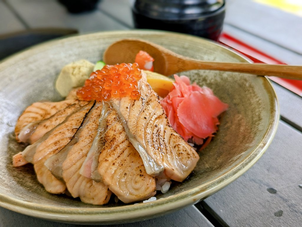 露天的炙燒鮭魚丼(⁠*⁠´⁠ω⁠｀⁠*⁠)
大家要記得吃飯飯喔？
#小米吃吃吃