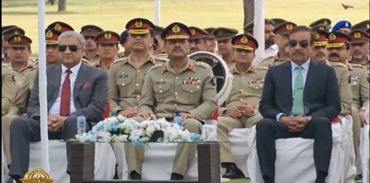 #Youm_E_Takreem ceremony held in honour of the nations Martyrs at GHQ Rawalpindi

General Syed Asim Munir, Chief of Army Staff (COAS), General (R) Qamar Javed Bajwa, and General (R) Nadeem Raza, attend the ceremony.

@OfficialDGISPR #PakistanArmy #Pakistan #COAS #ISPR