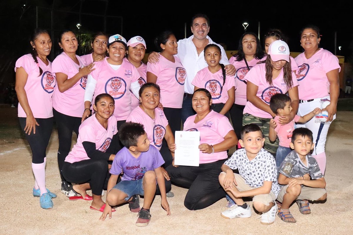 JULIANZACARIASC's tweet photo. 🥎🙌🏻 Feliz de unirme al alcalde Marvin Carrillo en #TEKANTO para el lanzamiento de la primera bola de la Liga Municipal de Sóftbol. Los deportes unen a las comunidades y fomentan el trabajo en equipo. Felicitaciones a todos los equipos, disfrutemos del juego y el compañerismo. https://t.co/twqJq4YfJs
