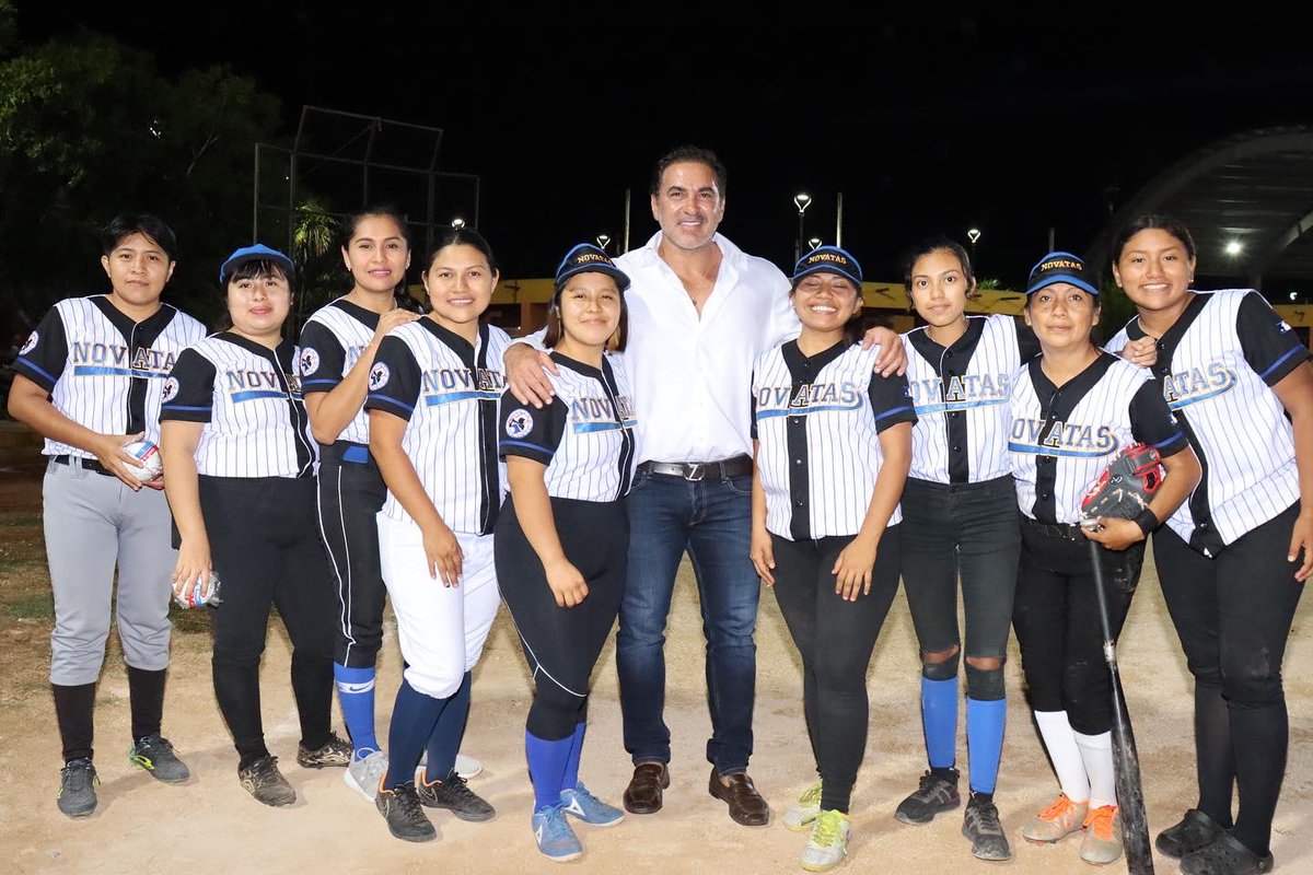 JULIANZACARIASC's tweet photo. 🥎🙌🏻 Feliz de unirme al alcalde Marvin Carrillo en #TEKANTO para el lanzamiento de la primera bola de la Liga Municipal de Sóftbol. Los deportes unen a las comunidades y fomentan el trabajo en equipo. Felicitaciones a todos los equipos, disfrutemos del juego y el compañerismo. https://t.co/twqJq4YfJs