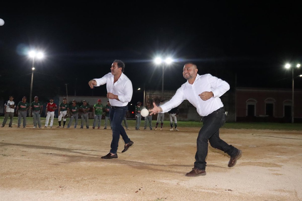JULIANZACARIASC's tweet photo. 🥎🙌🏻 Feliz de unirme al alcalde Marvin Carrillo en #TEKANTO para el lanzamiento de la primera bola de la Liga Municipal de Sóftbol. Los deportes unen a las comunidades y fomentan el trabajo en equipo. Felicitaciones a todos los equipos, disfrutemos del juego y el compañerismo. https://t.co/twqJq4YfJs