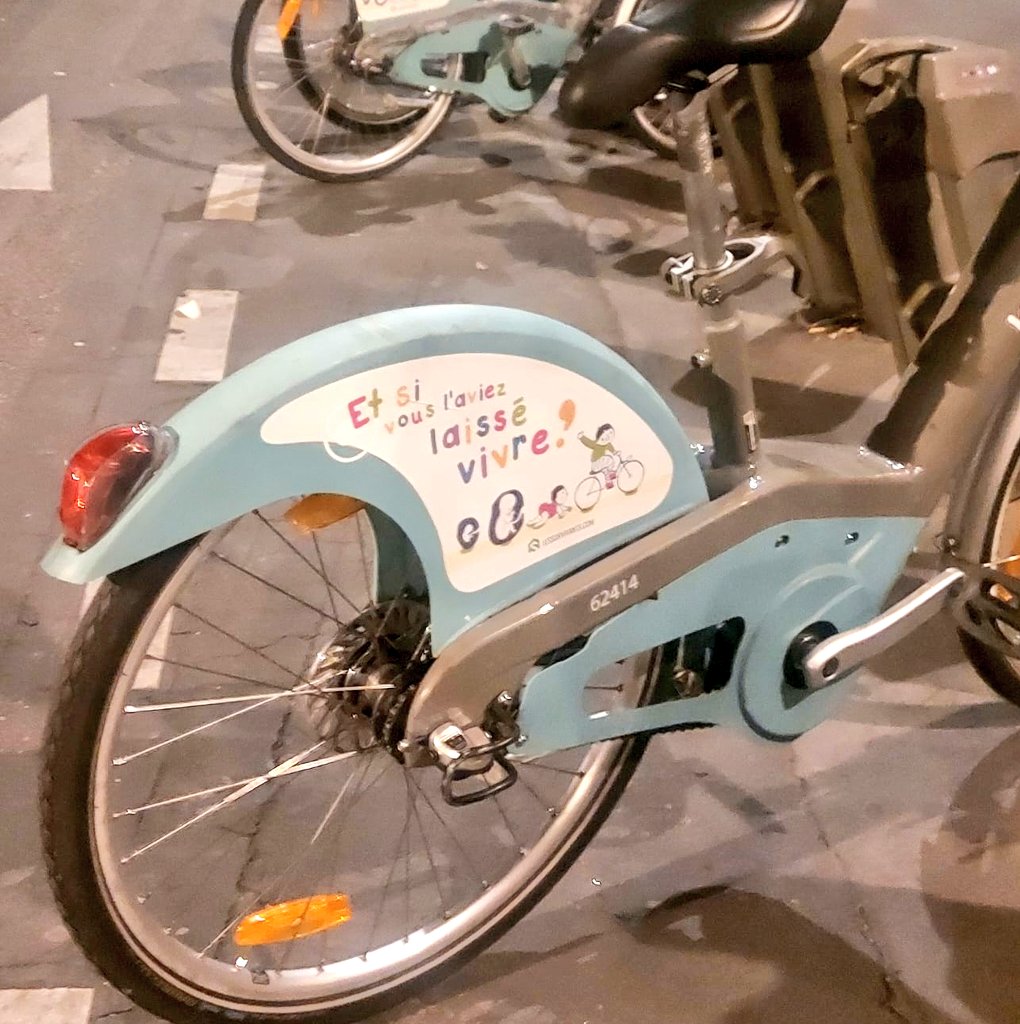 Ce matin, ma rangée de <a href="/Velib/">Vélib' </a> stickée par des slogans probablement anti-avortement... Et si vous aviez laisse vivre ? 
Apparemment il y en a partout. 
#Paris #Velibs 
<a href="/David_Belliard/">David Belliard</a>
