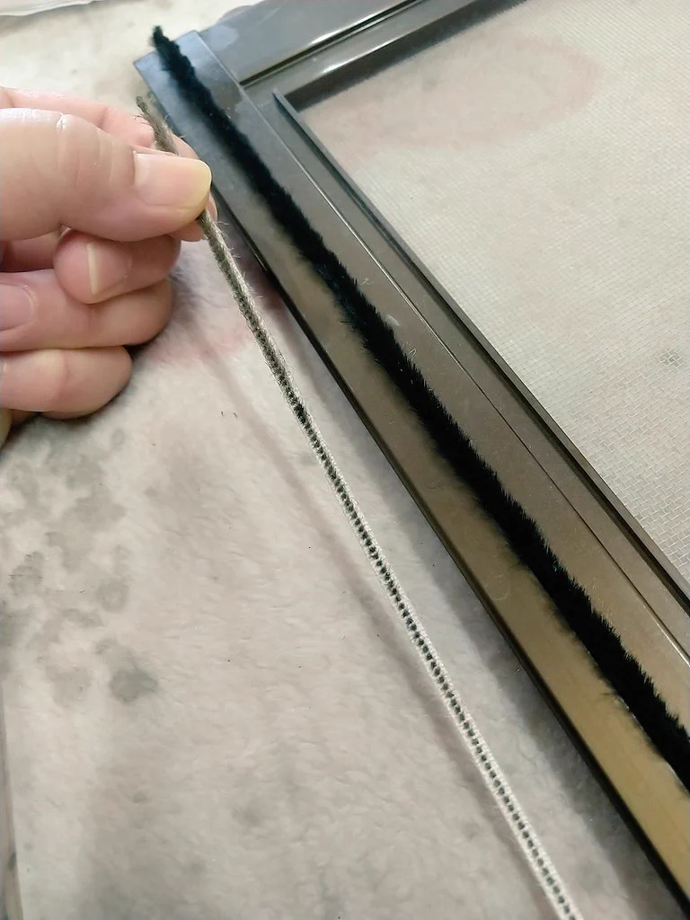 @wni_jp 正しい開け方でも、網戸の枠のモヘヤがハゲチョロ毛だと虫が入ってきますよ－。張替えの時にご一緒にメンテを。 #網戸 