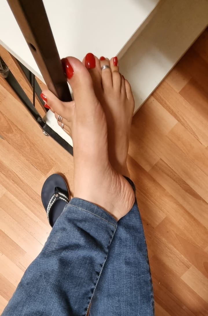 HylianFeet's tweet photo. Holding on tight so I don't collapse from work... Send help! 😅🥲

#feet #foots #feetlovers #feetworship #foot #feetporn #prettyfeet #feetfetishworld #feetheat #selfeet #pantyhosefeet #feetlove #happyfeet #perfectfeet #feetstagram #feetmodel https://t.co/5LMJJMz4A6
