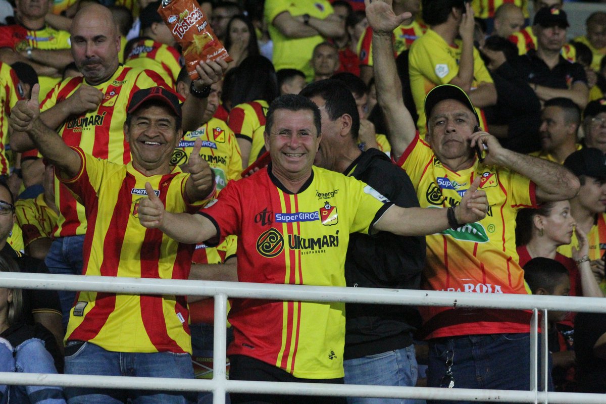 JalexanderCe's tweet photo. Hoy fue un gran día para el Deportivo Pereira, 
también tomé más 300 fotos para todos los hinchas y me gustaría que le lleguen a todos. RT para que muchos vean las fotos. 
https://t.co/xO1WWNlY8u https://t.co/VXkOpGEDl1