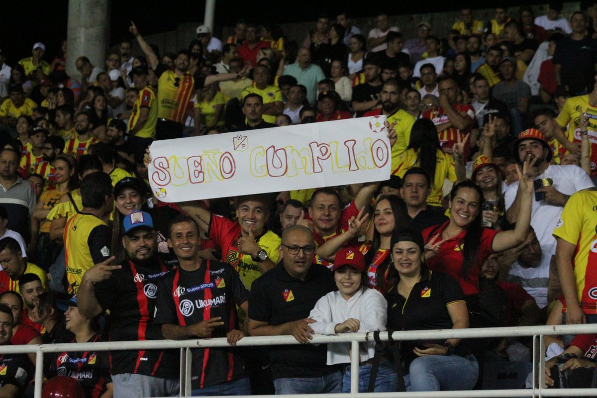 JalexanderCe's tweet photo. Hoy fue un gran día para el Deportivo Pereira, 
también tomé más 300 fotos para todos los hinchas y me gustaría que le lleguen a todos. RT para que muchos vean las fotos. 
https://t.co/xO1WWNlY8u https://t.co/VXkOpGEDl1