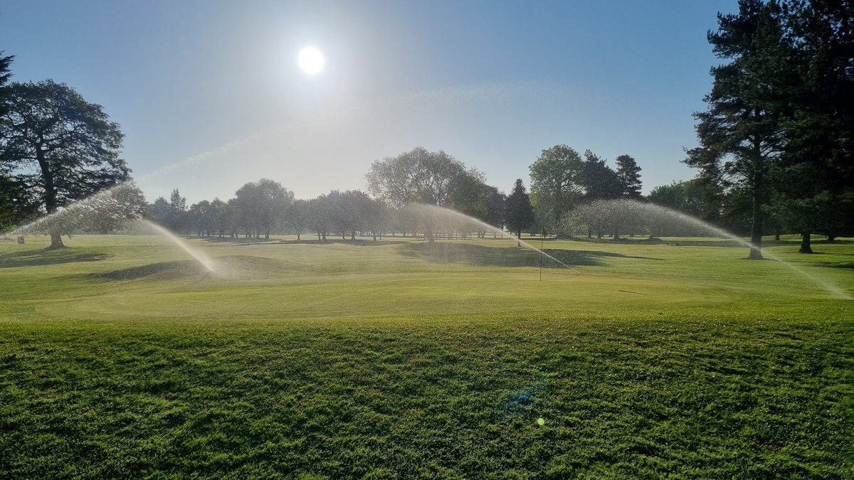 GPGreenkeepers's tweet photo. Beautiful morning down at Ganstead Park.
Greens getting some more water ⛳️
#quadrop #quadropdosing
@davethepro @Paul_Aitkens @nj_wild @Aitkens_turf @terralift @Quadropdosing https://t.co/zhRej9M8ap