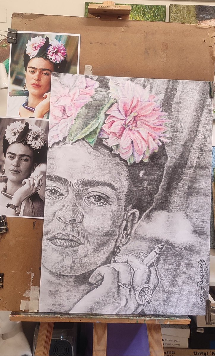 'I paint flowers 🌺🌹🌻 so they will not die.'
_Frida Kahlo

#Charcoal and #pastel on #fabrianopaper (50x70cm.)
#charcoaldrawing #charcoalart #pastelart #portraits #fridakahlo
#figurativeart #realism #contemporaryart #art #ArtLovers #WomensArt #artontwitter #artistsontwitter